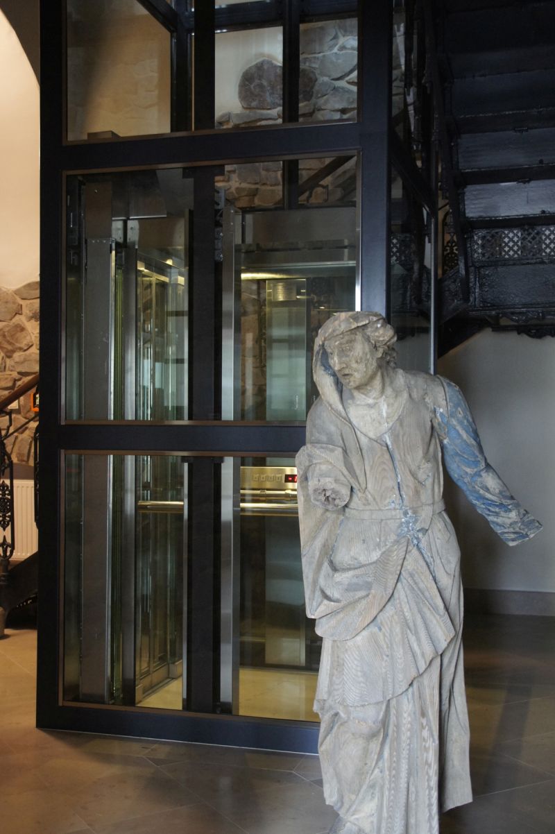 Лифт в элитном доме, статуя перед лифтом 